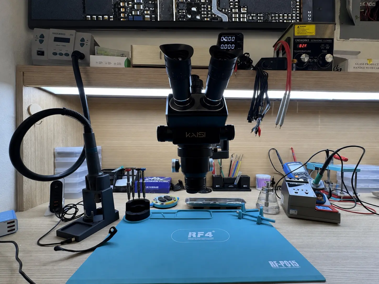 Mesa de trabajo de microsoldadura y reparación de iPhone en TONY CELULARES